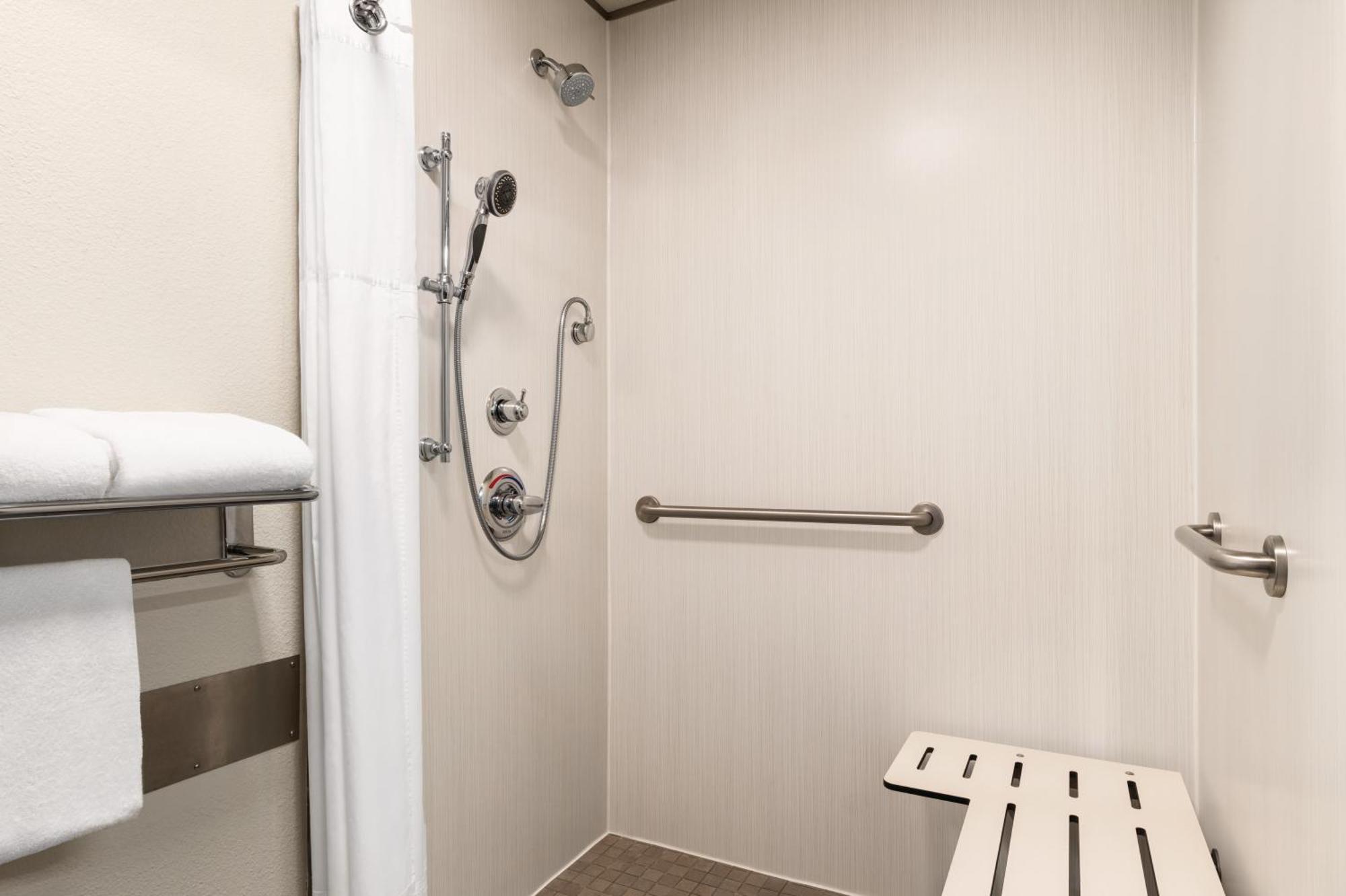 Queen Room - Disability Access/Non-Smoking